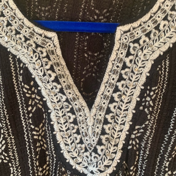 Lucky Brand Split Neck Crocheted Accent Black /White Top Size L Like New - Picture 4 of 11
